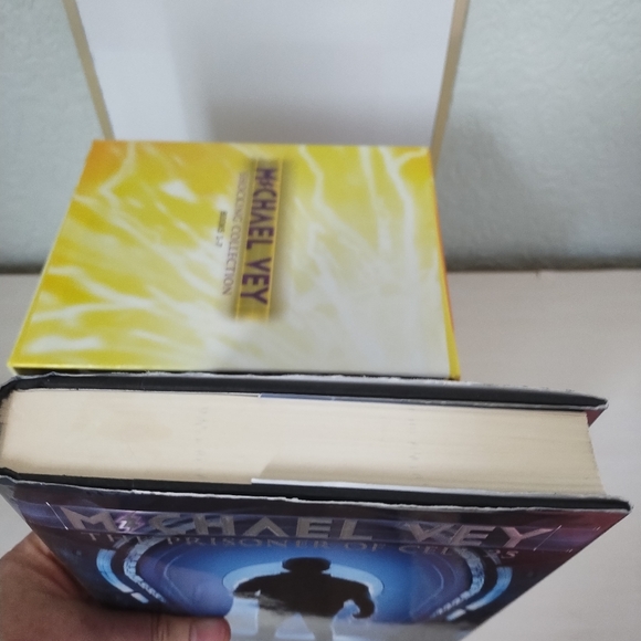 Michael Vey Shocking Collection Hardback Books 1-7 (Boxed Set) - Picture 3 of 11